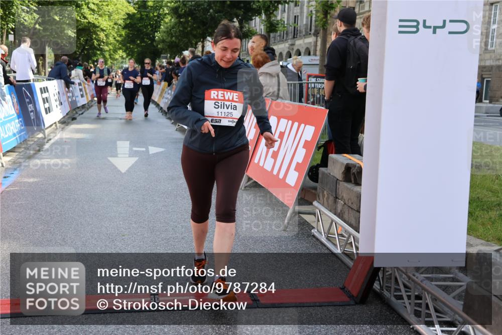 14.06.2026 - REWE Women's Run Strokosch-Dieckow http://msf.ph/oto/9787284 14.06.2026 10:14:48 Ziel 10716, 10717, 11125 meine-sportfotos.de