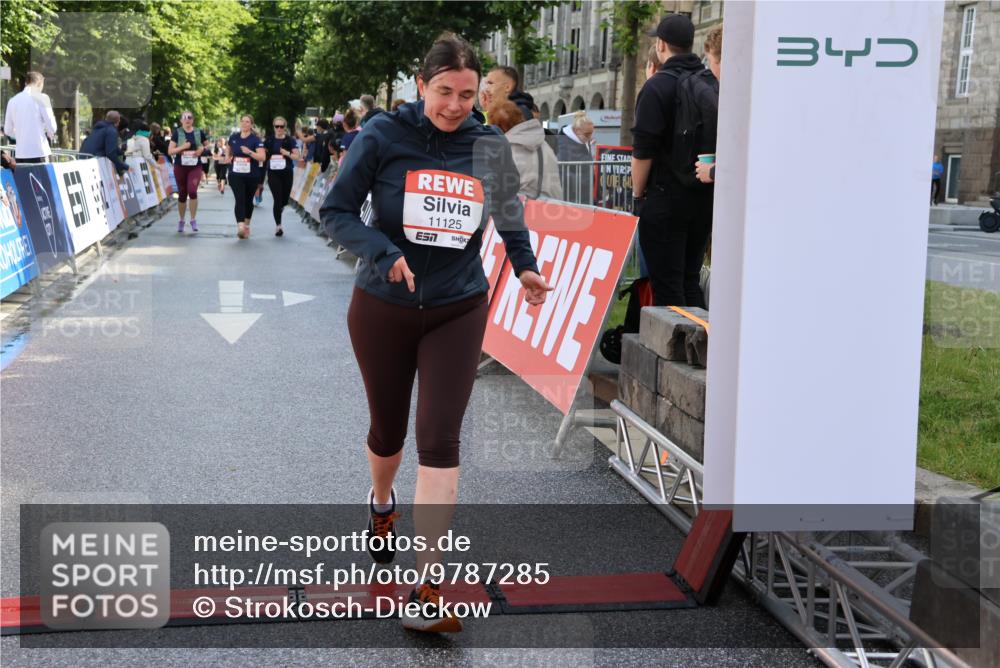 14.06.2026 - REWE Women's Run Strokosch-Dieckow http://msf.ph/oto/9787285 14.06.2026 10:14:48 Ziel 10716, 10717, 11125 meine-sportfotos.de