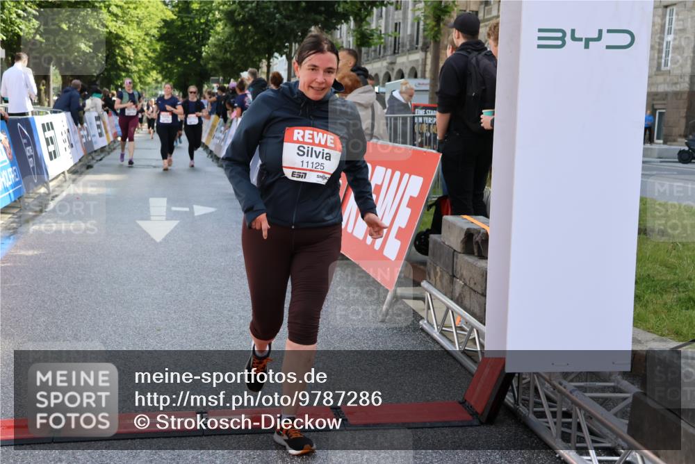 14.06.2026 - REWE Women's Run Strokosch-Dieckow http://msf.ph/oto/9787286 14.06.2026 10:14:48 Ziel 10716, 10717, 11125 meine-sportfotos.de
