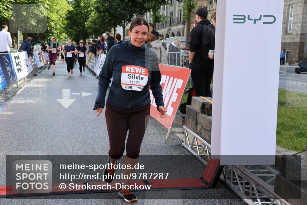 14.06.2026 - REWE Women's Run Strokosch-Dieckow http://msf.ph/oto/9787287 14.06.2026 10:14:48 Ziel 10716, 10717, 11125 meine-sportfotos.de