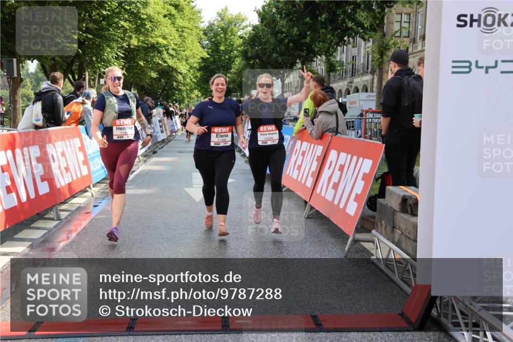 14.06.2026 - REWE Women's Run Strokosch-Dieckow http://msf.ph/oto/9787288 14.06.2026 10:14:52 Ziel 10509, 10716, 11125, 11359, 11461 meine-sportfotos.de