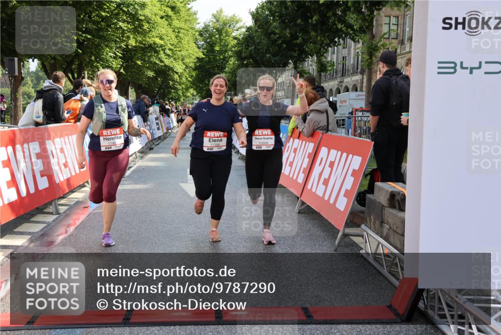 14.06.2026 - REWE Women's Run Strokosch-Dieckow http://msf.ph/oto/9787290 14.06.2026 10:14:52 Ziel 10509, 10716, 11125, 11359, 11461 meine-sportfotos.de