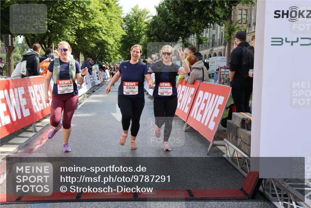 14.06.2026 - REWE Women's Run Strokosch-Dieckow http://msf.ph/oto/9787291 14.06.2026 10:14:53 Ziel 10509, 10716, 11125, 11359, 11461 meine-sportfotos.de