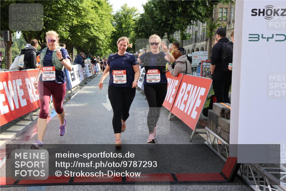 14.06.2026 - REWE Women's Run Strokosch-Dieckow http://msf.ph/oto/9787293 14.06.2026 10:14:53 Ziel 10509, 10716, 11125, 11359, 11461 meine-sportfotos.de