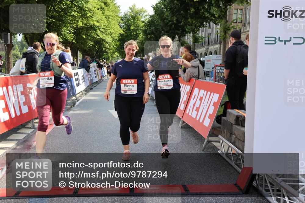 14.06.2026 - REWE Women's Run Strokosch-Dieckow http://msf.ph/oto/9787294 14.06.2026 10:14:53 Ziel 10509, 10716, 11125, 11359, 11461 meine-sportfotos.de