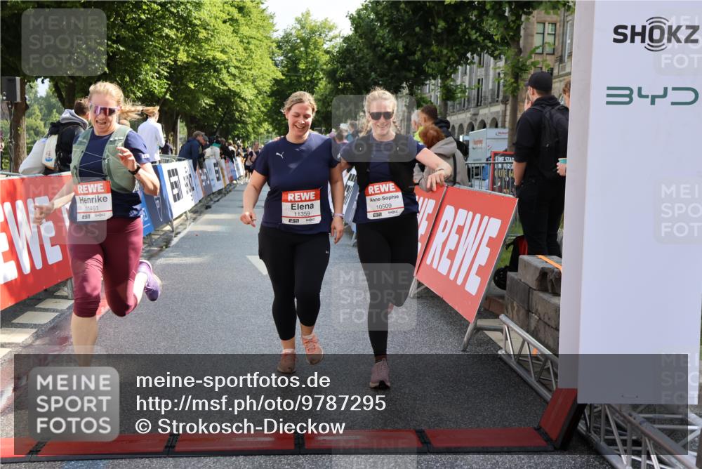 14.06.2026 - REWE Women's Run Strokosch-Dieckow http://msf.ph/oto/9787295 14.06.2026 10:14:53 Ziel 10509, 10716, 11125, 11359, 11461 meine-sportfotos.de
