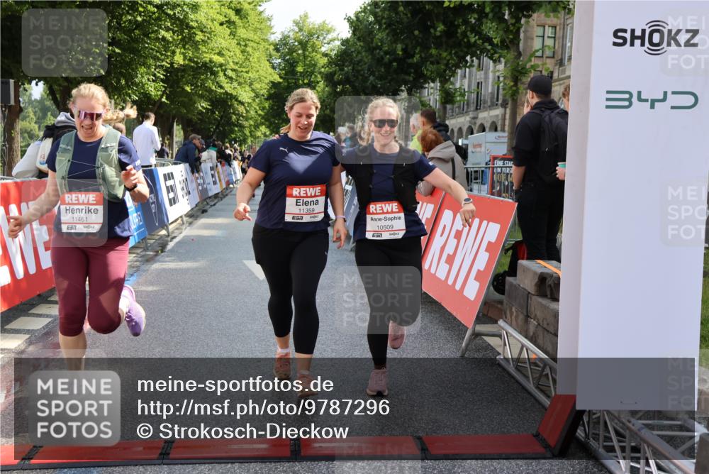 14.06.2026 - REWE Women's Run Strokosch-Dieckow http://msf.ph/oto/9787296 14.06.2026 10:14:53 Ziel 10509, 10716, 11125, 11359, 11461 meine-sportfotos.de