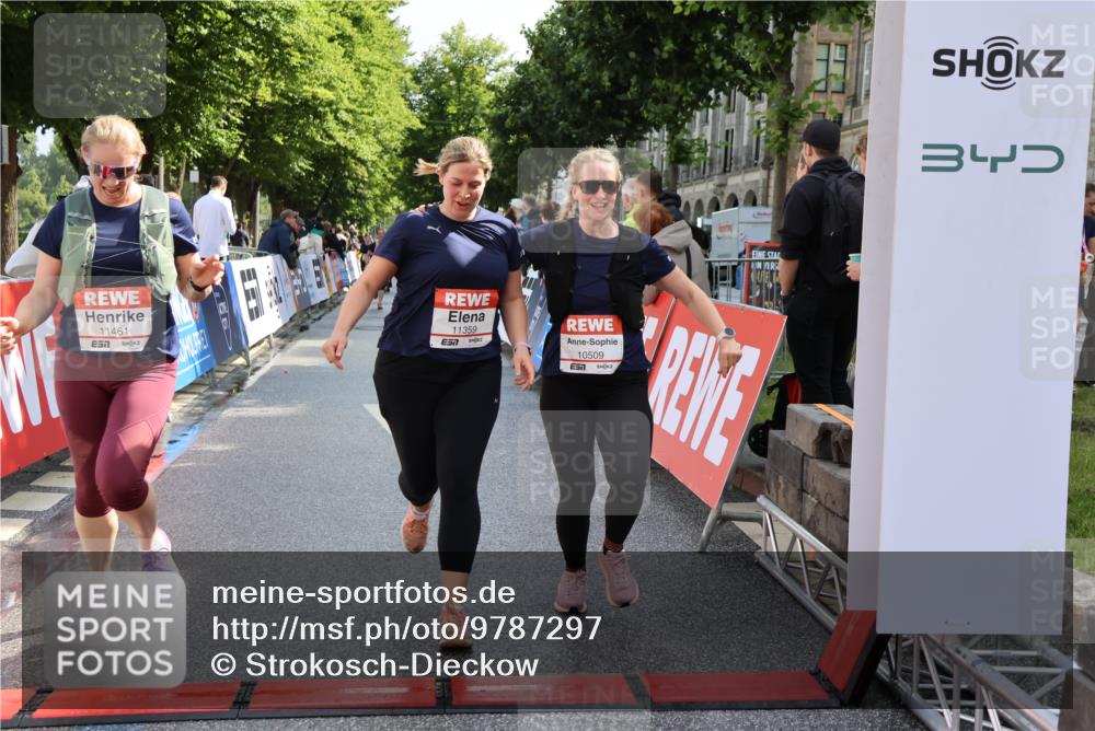 14.06.2026 - REWE Women's Run Strokosch-Dieckow http://msf.ph/oto/9787297 14.06.2026 10:14:53 Ziel 10509, 10716, 11125, 11359, 11461 meine-sportfotos.de