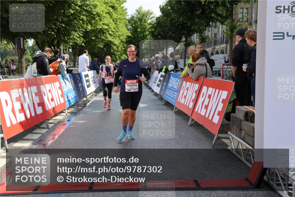 14.06.2026 - REWE Women's Run Strokosch-Dieckow http://msf.ph/oto/9787302 14.06.2026 10:14:59 Ziel 10064, 10509, 10550, 11195, 11359, 11461 meine-sportfotos.de