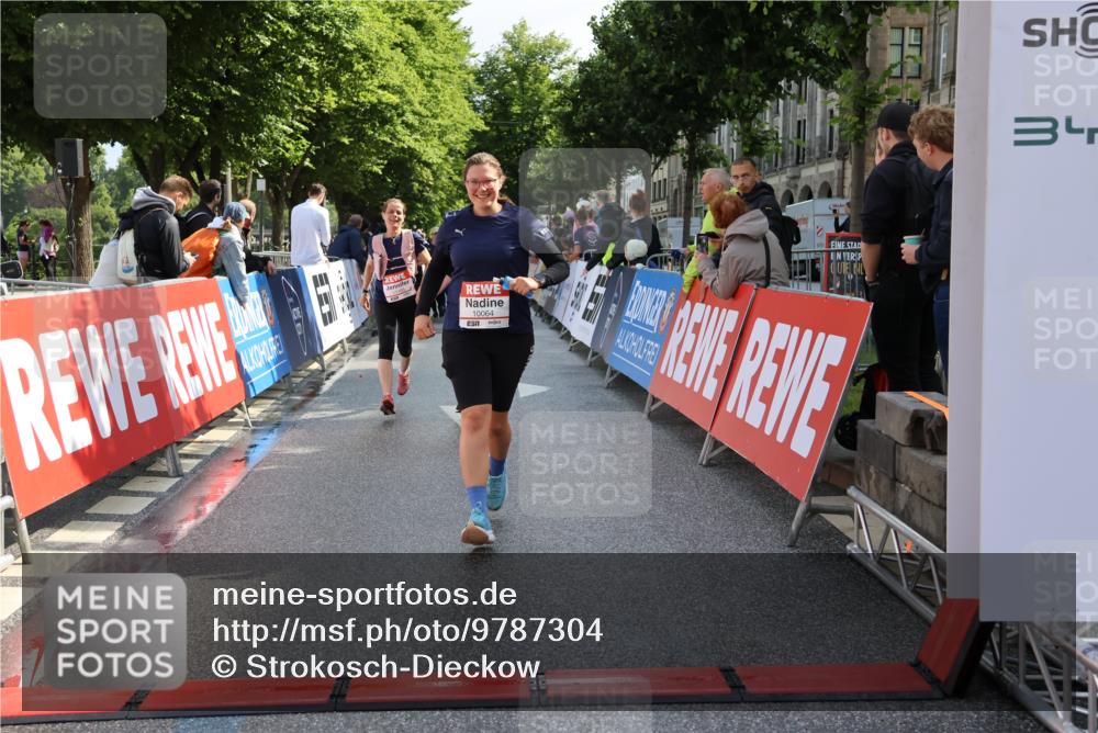 14.06.2026 - REWE Women's Run Strokosch-Dieckow http://msf.ph/oto/9787304 14.06.2026 10:14:59 Ziel 10064, 10509, 10550, 11195, 11359, 11461 meine-sportfotos.de