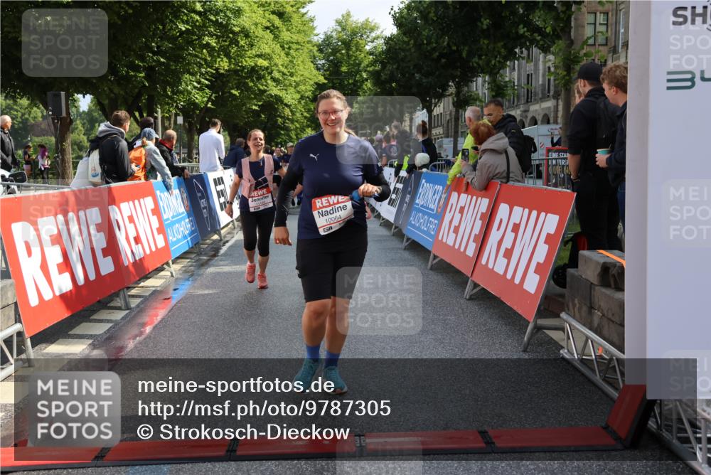 14.06.2026 - REWE Women's Run Strokosch-Dieckow http://msf.ph/oto/9787305 14.06.2026 10:14:59 Ziel 10064, 10509, 10550, 11195, 11359, 11461 meine-sportfotos.de