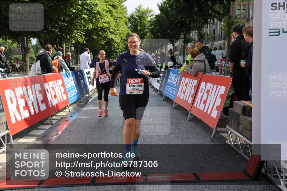 14.06.2026 - REWE Women's Run Strokosch-Dieckow http://msf.ph/oto/9787306 14.06.2026 10:15:00 Ziel 10064, 10509, 10550, 11195, 11359, 11461 meine-sportfotos.de