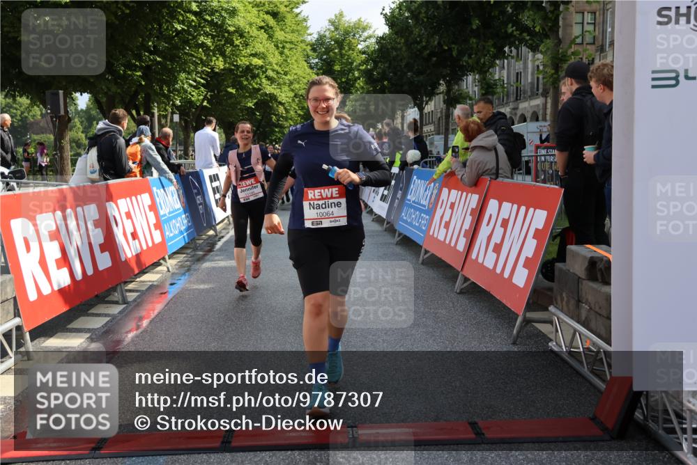 14.06.2026 - REWE Women's Run Strokosch-Dieckow http://msf.ph/oto/9787307 14.06.2026 10:15:00 Ziel 10064, 10509, 10550, 11195, 11359, 11461 meine-sportfotos.de