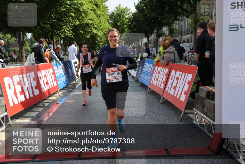 14.06.2026 - REWE Women's Run Strokosch-Dieckow http://msf.ph/oto/9787308 14.06.2026 10:15:00 Ziel 10064, 10509, 10550, 11195, 11359, 11461 meine-sportfotos.de