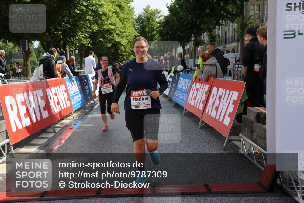 14.06.2026 - REWE Women's Run Strokosch-Dieckow http://msf.ph/oto/9787309 14.06.2026 10:15:00 Ziel 10064, 10509, 10550, 11195, 11359, 11461 meine-sportfotos.de