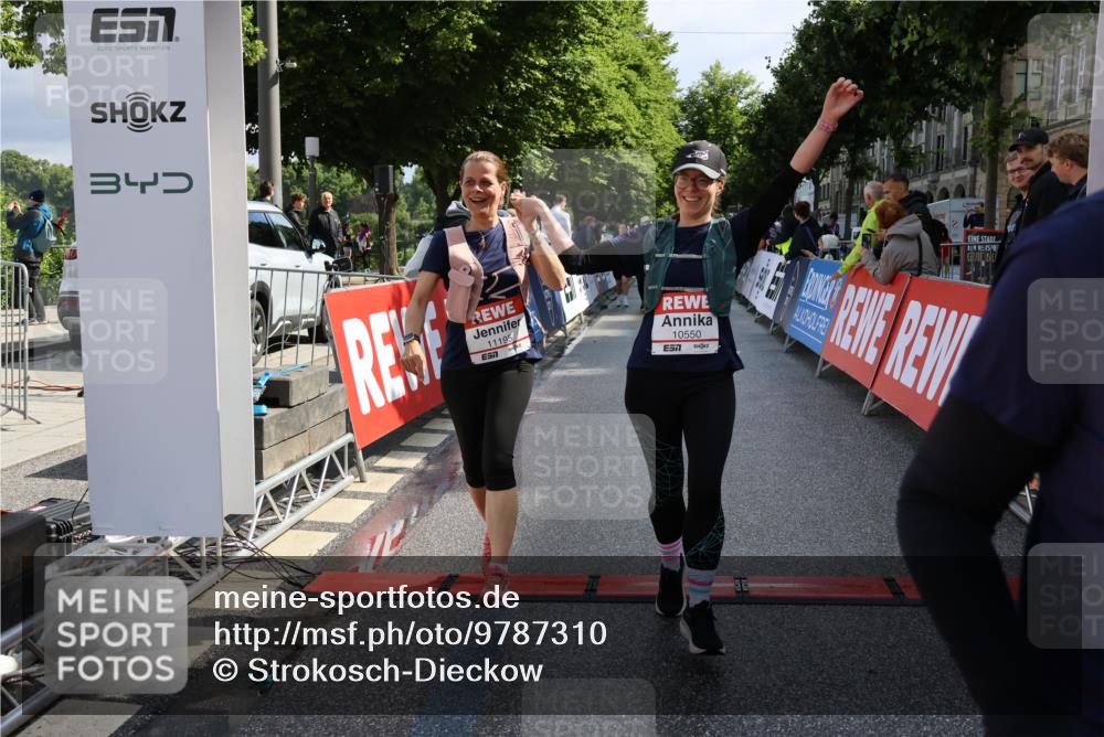 14.06.2026 - REWE Women's Run Strokosch-Dieckow http://msf.ph/oto/9787310 14.06.2026 10:15:01 Ziel 10064, 10509, 10550, 11195, 11359, 11461 meine-sportfotos.de