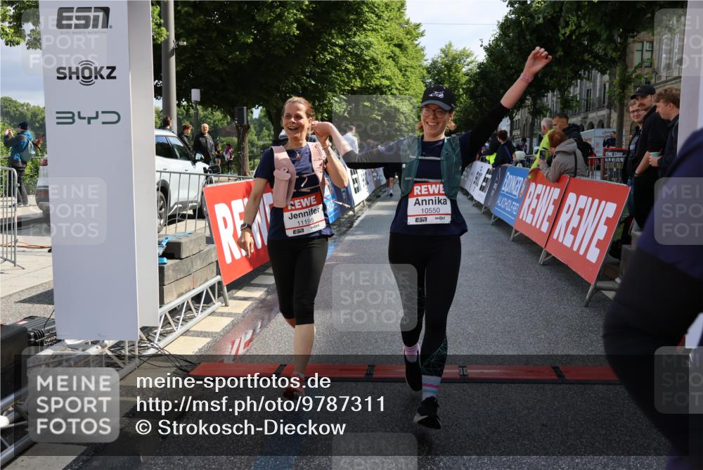 14.06.2026 - REWE Women's Run Strokosch-Dieckow http://msf.ph/oto/9787311 14.06.2026 10:15:01 Ziel 10064, 10509, 10550, 11195, 11359, 11461 meine-sportfotos.de