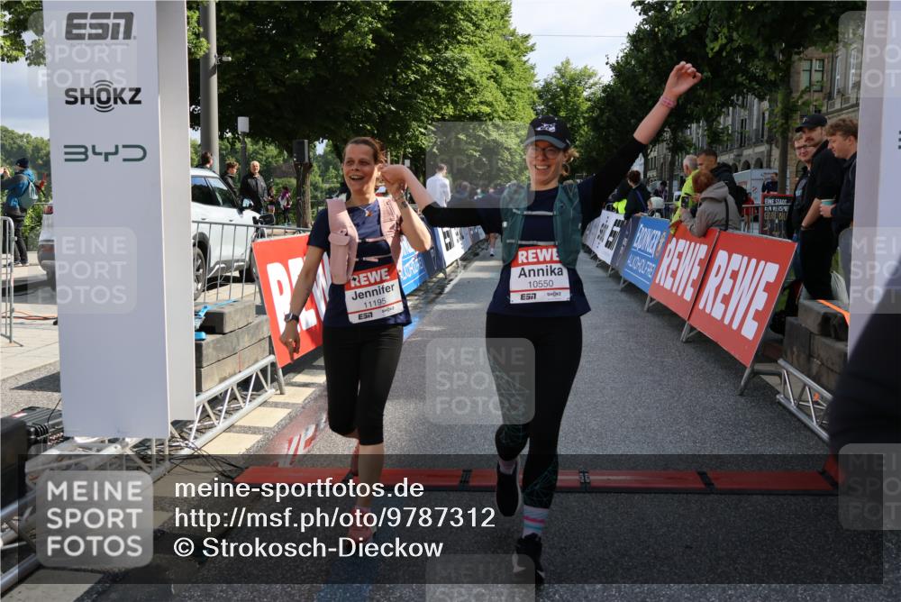 14.06.2026 - REWE Women's Run Strokosch-Dieckow http://msf.ph/oto/9787312 14.06.2026 10:15:01 Ziel 10064, 10509, 10550, 11195, 11359, 11461 meine-sportfotos.de