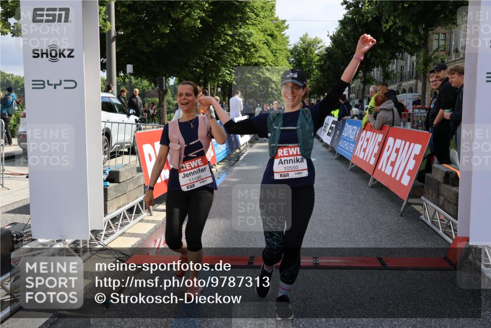14.06.2026 - REWE Women's Run Strokosch-Dieckow http://msf.ph/oto/9787313 14.06.2026 10:15:01 Ziel 10064, 10509, 10550, 11195, 11359, 11461 meine-sportfotos.de