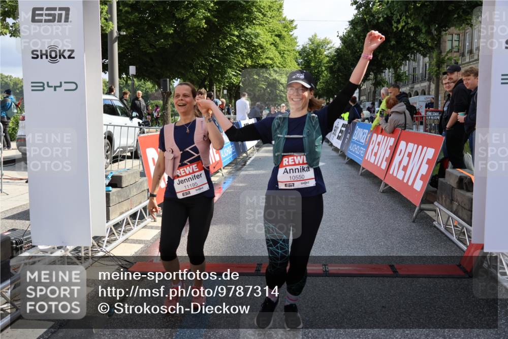 14.06.2026 - REWE Women's Run Strokosch-Dieckow http://msf.ph/oto/9787314 14.06.2026 10:15:02 Ziel 10064, 10550, 11195 meine-sportfotos.de
