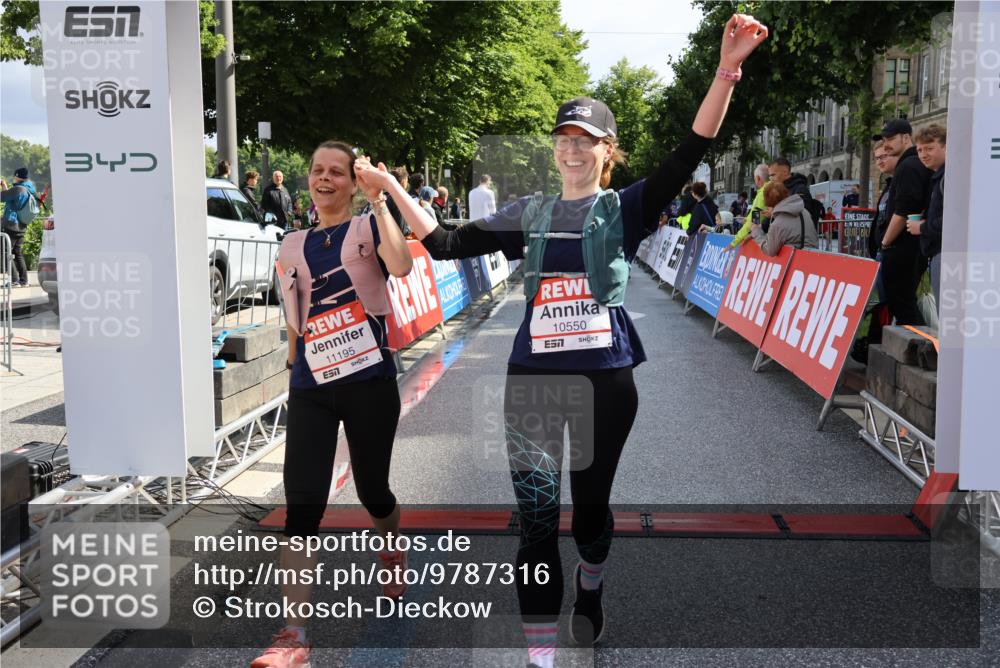 14.06.2026 - REWE Women's Run Strokosch-Dieckow http://msf.ph/oto/9787316 14.06.2026 10:15:02 Ziel 10064, 10550, 11195 meine-sportfotos.de