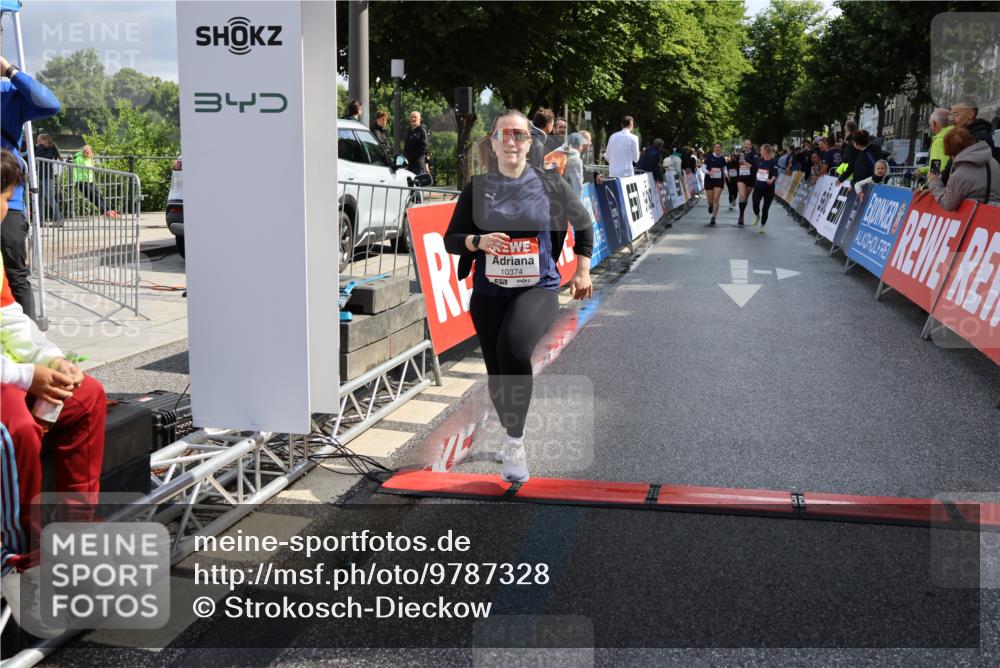 14.06.2026 - REWE Women's Run Strokosch-Dieckow http://msf.ph/oto/9787328 14.06.2026 10:15:12 Ziel 10374, 10394, 10569, 10689, 10872, 10883, 10961, 10962, 11286 meine-sportfotos.de