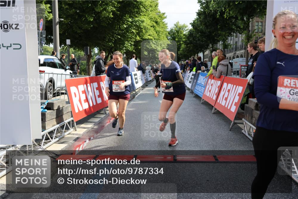 14.06.2026 - REWE Women's Run Strokosch-Dieckow http://msf.ph/oto/9787334 14.06.2026 10:15:17 Ziel 10374, 10404, 10644, 10689, 11398 meine-sportfotos.de