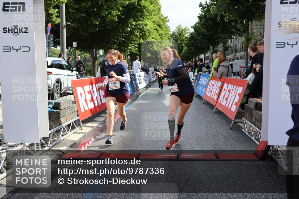 14.06.2026 - REWE Women's Run Strokosch-Dieckow http://msf.ph/oto/9787336 14.06.2026 10:15:17 Ziel 10374, 10404, 10644, 10689, 11398 meine-sportfotos.de