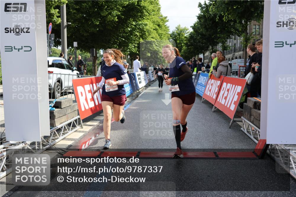 14.06.2026 - REWE Women's Run Strokosch-Dieckow http://msf.ph/oto/9787337 14.06.2026 10:15:17 Ziel 10374, 10404, 10644, 10689, 11398 meine-sportfotos.de