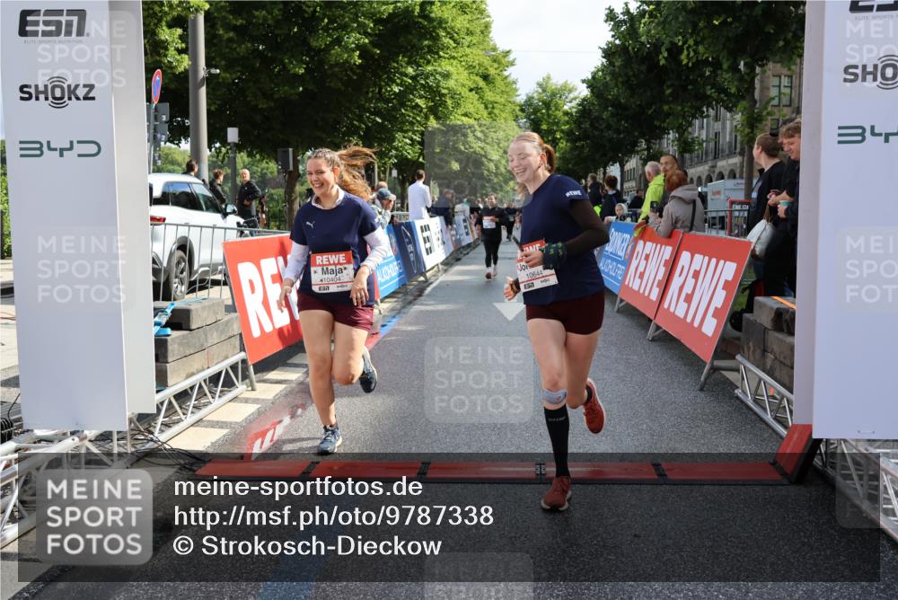 14.06.2026 - REWE Women's Run Strokosch-Dieckow http://msf.ph/oto/9787338 14.06.2026 10:15:17 Ziel 10374, 10404, 10644, 10689, 11398 meine-sportfotos.de