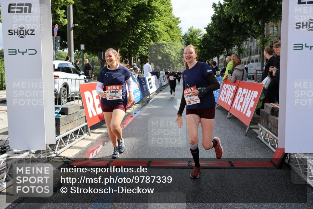 14.06.2026 - REWE Women's Run Strokosch-Dieckow http://msf.ph/oto/9787339 14.06.2026 10:15:18 Ziel 10374, 10404, 10644, 10689, 11398 meine-sportfotos.de