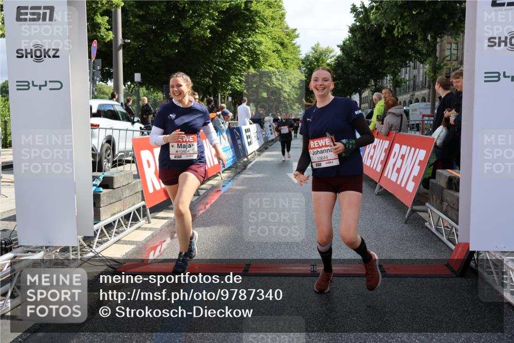 14.06.2026 - REWE Women's Run Strokosch-Dieckow http://msf.ph/oto/9787340 14.06.2026 10:15:18 Ziel 10374, 10404, 10644, 10689, 11398 meine-sportfotos.de