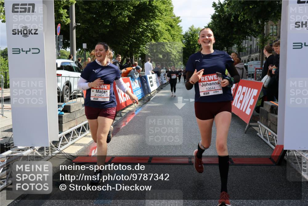 14.06.2026 - REWE Women's Run Strokosch-Dieckow http://msf.ph/oto/9787342 14.06.2026 10:15:18 Ziel 10374, 10404, 10644, 10689, 11398 meine-sportfotos.de