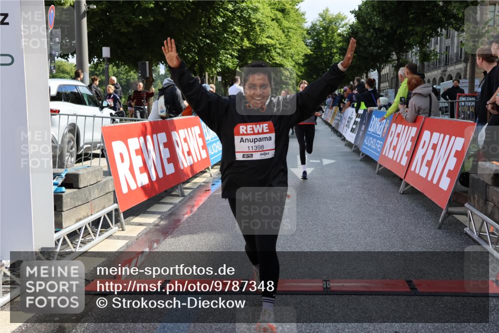 14.06.2026 - REWE Women's Run Strokosch-Dieckow http://msf.ph/oto/9787348 14.06.2026 10:15:22 Ziel 10404, 10523, 10644, 10689, 11120, 11398 meine-sportfotos.de
