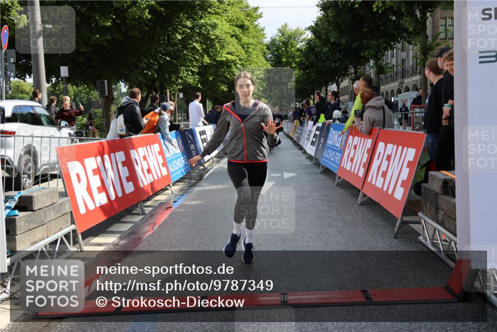 14.06.2026 - REWE Women's Run Strokosch-Dieckow http://msf.ph/oto/9787349 14.06.2026 10:15:23 Ziel 10404, 10523, 10644, 10689, 11120, 11398 meine-sportfotos.de