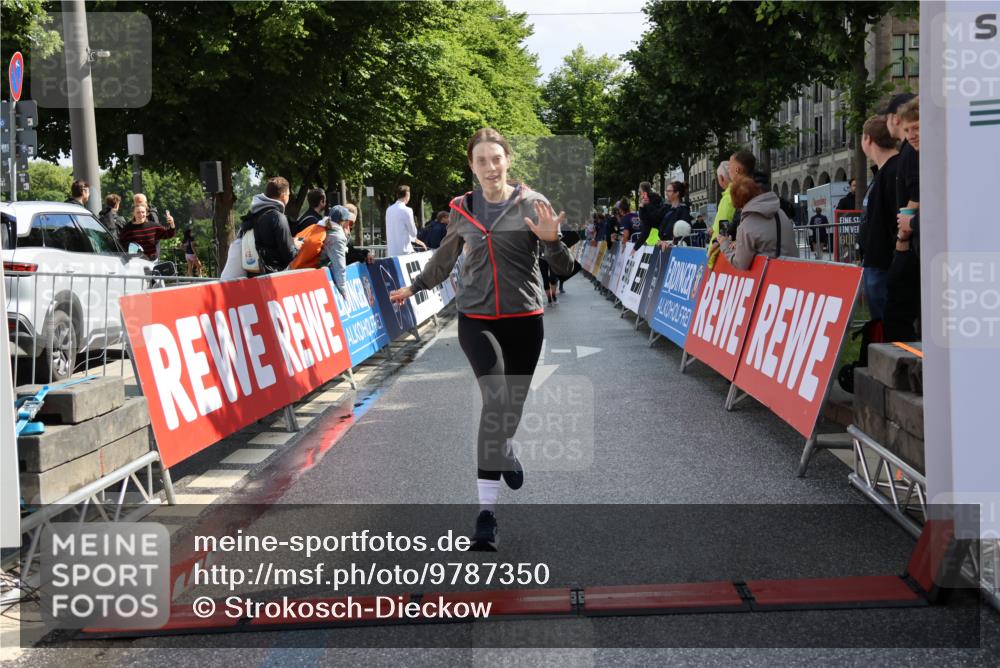 14.06.2026 - REWE Women's Run Strokosch-Dieckow http://msf.ph/oto/9787350 14.06.2026 10:15:23 Ziel 10404, 10523, 10644, 10689, 11120, 11398 meine-sportfotos.de