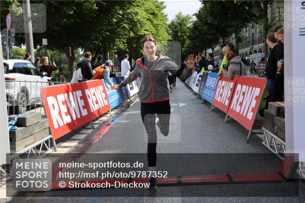 14.06.2026 - REWE Women's Run Strokosch-Dieckow http://msf.ph/oto/9787352 14.06.2026 10:15:23 Ziel 10404, 10523, 10644, 10689, 11120, 11398 meine-sportfotos.de
