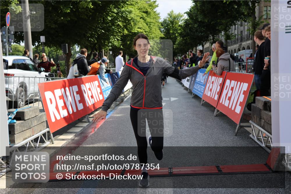 14.06.2026 - REWE Women's Run Strokosch-Dieckow http://msf.ph/oto/9787354 14.06.2026 10:15:23 Ziel 10404, 10523, 10644, 10689, 11120, 11398 meine-sportfotos.de
