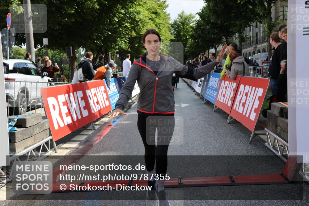 14.06.2026 - REWE Women's Run Strokosch-Dieckow http://msf.ph/oto/9787355 14.06.2026 10:15:23 Ziel 10404, 10523, 10644, 10689, 11120, 11398 meine-sportfotos.de