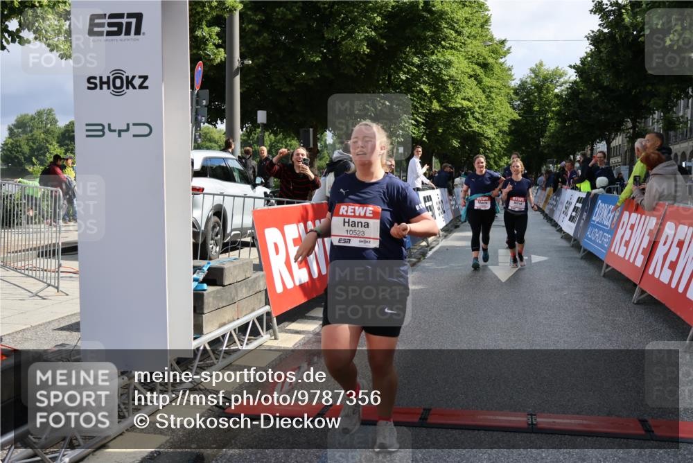 14.06.2026 - REWE Women's Run Strokosch-Dieckow http://msf.ph/oto/9787356 14.06.2026 10:15:26 Ziel 10523, 10577, 10758, 11120, 11398, 11430 meine-sportfotos.de