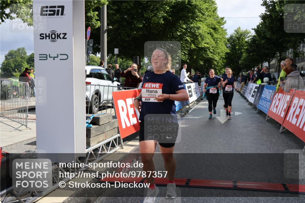 14.06.2026 - REWE Women's Run Strokosch-Dieckow http://msf.ph/oto/9787357 14.06.2026 10:15:26 Ziel 10523, 10577, 10758, 11120, 11398, 11430 meine-sportfotos.de