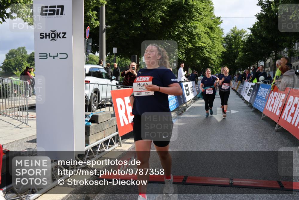 14.06.2026 - REWE Women's Run Strokosch-Dieckow http://msf.ph/oto/9787358 14.06.2026 10:15:26 Ziel 10523, 10577, 10758, 11120, 11398, 11430 meine-sportfotos.de