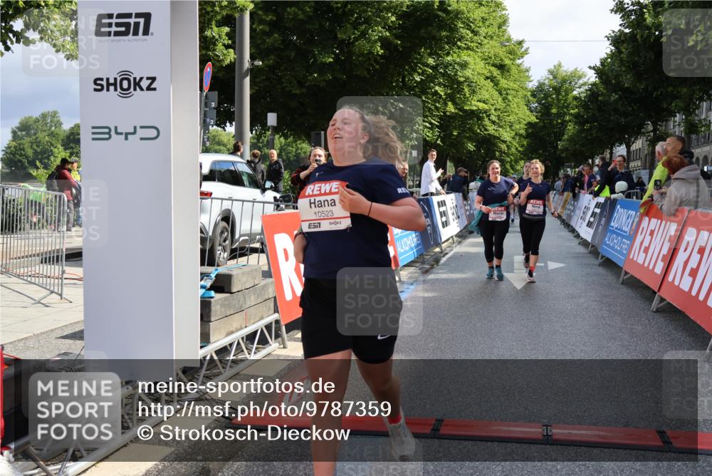 14.06.2026 - REWE Women's Run Strokosch-Dieckow http://msf.ph/oto/9787359 14.06.2026 10:15:26 Ziel 10523, 10577, 10758, 11120, 11398, 11430 meine-sportfotos.de