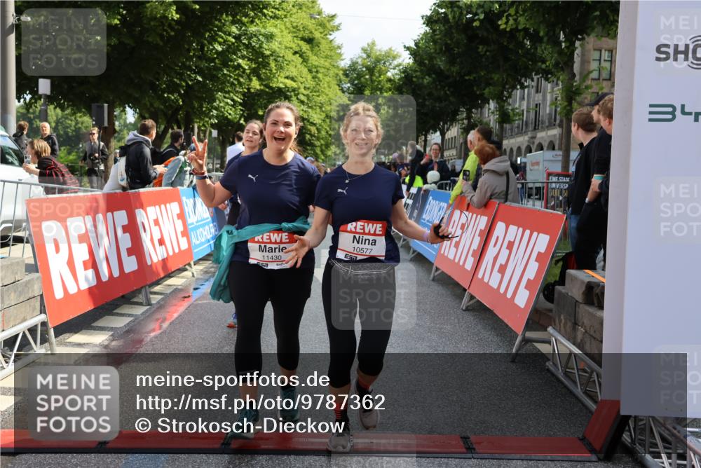 14.06.2026 - REWE Women's Run Strokosch-Dieckow http://msf.ph/oto/9787362 14.06.2026 10:15:29 Ziel 10523, 10577, 10758, 11120, 11151, 11398, 11430 meine-sportfotos.de