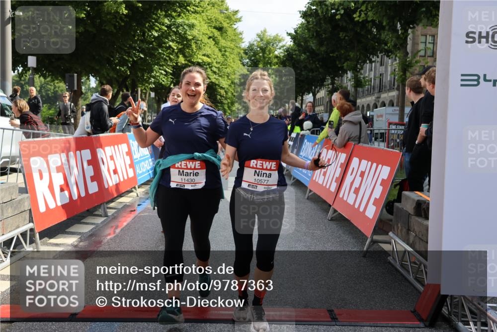 14.06.2026 - REWE Women's Run Strokosch-Dieckow http://msf.ph/oto/9787363 14.06.2026 10:15:29 Ziel 10523, 10577, 10758, 11120, 11151, 11398, 11430 meine-sportfotos.de