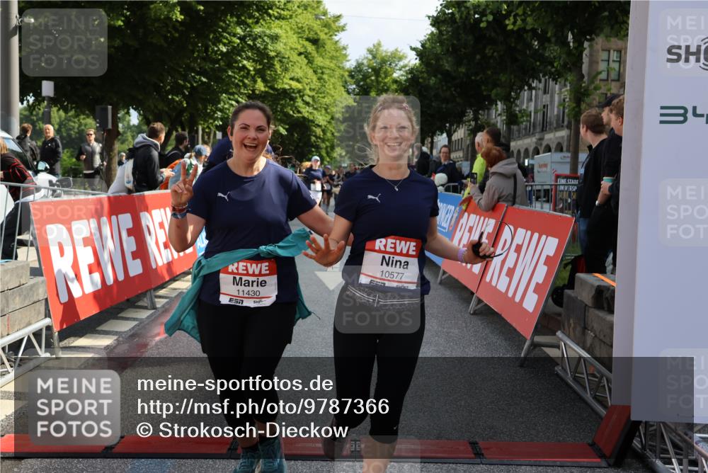 14.06.2026 - REWE Women's Run Strokosch-Dieckow http://msf.ph/oto/9787366 14.06.2026 10:15:29 Ziel 10523, 10577, 10758, 11120, 11151, 11398, 11430 meine-sportfotos.de
