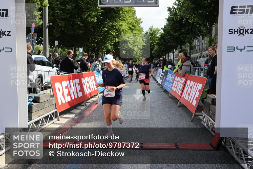 14.06.2026 - REWE Women's Run Strokosch-Dieckow http://msf.ph/oto/9787372 14.06.2026 10:15:35 Ziel 10330, 10577, 10630, 10746, 10758, 11151, 11430 meine-sportfotos.de