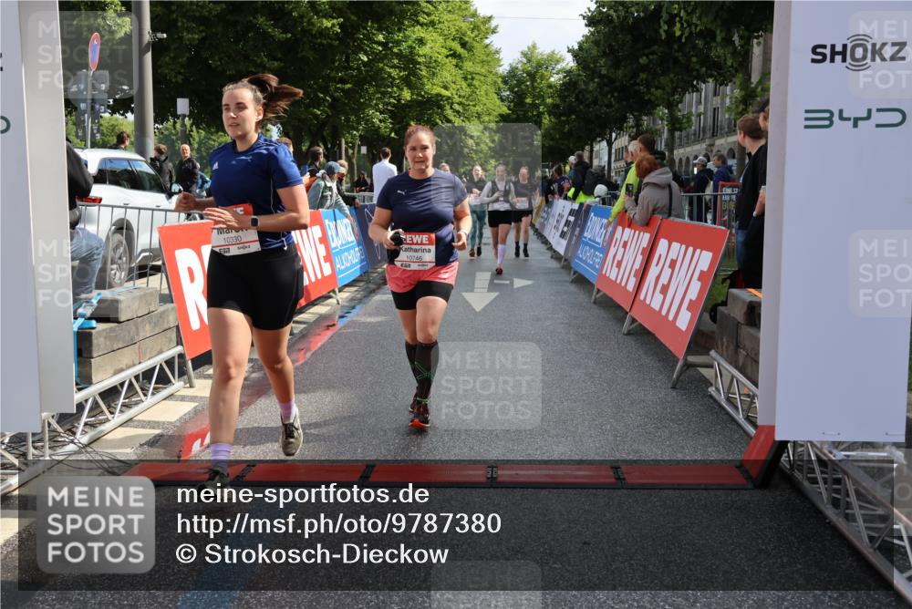 14.06.2026 - REWE Women's Run Strokosch-Dieckow http://msf.ph/oto/9787380 14.06.2026 10:15:37 Ziel 10202, 10249, 10330, 10570, 10630, 10746, 10758, 11151, 11430 meine-sportfotos.de