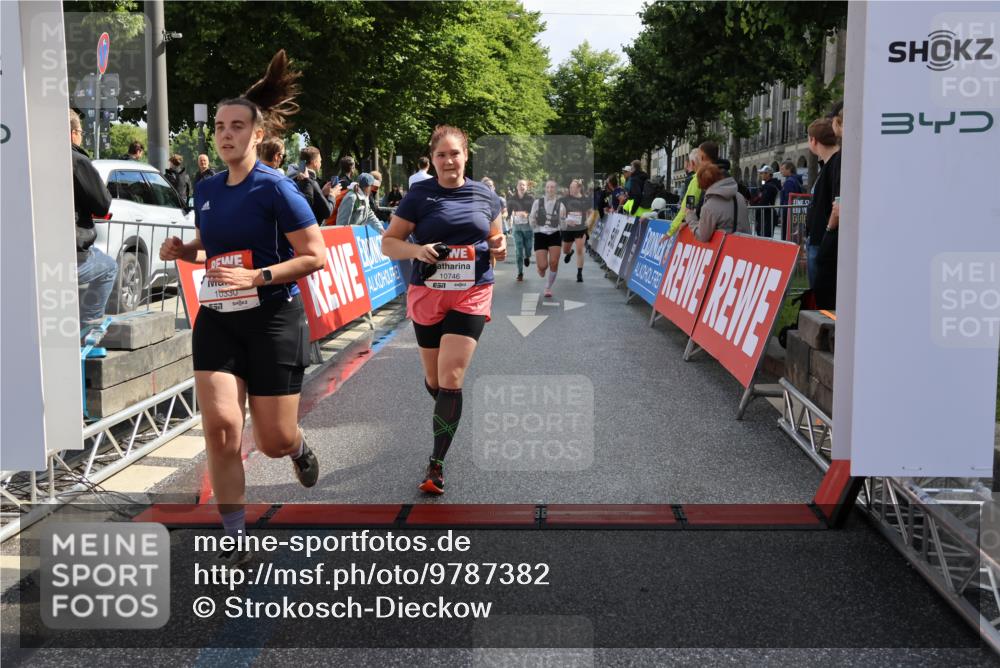 14.06.2026 - REWE Women's Run Strokosch-Dieckow http://msf.ph/oto/9787382 14.06.2026 10:15:37 Ziel 10202, 10249, 10330, 10570, 10630, 10746, 10758, 11151, 11430 meine-sportfotos.de