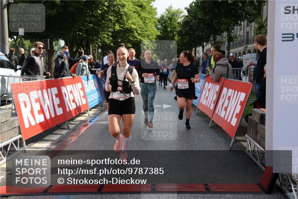 14.06.2026 - REWE Women's Run Strokosch-Dieckow http://msf.ph/oto/9787385 14.06.2026 10:15:40 Ziel 10202, 10249, 10330, 10570, 10612, 10630, 10746, 11106, 11151 meine-sportfotos.de